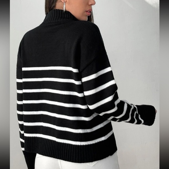 Black and white striped pattern half step knit sweater - Picture 3 of 3